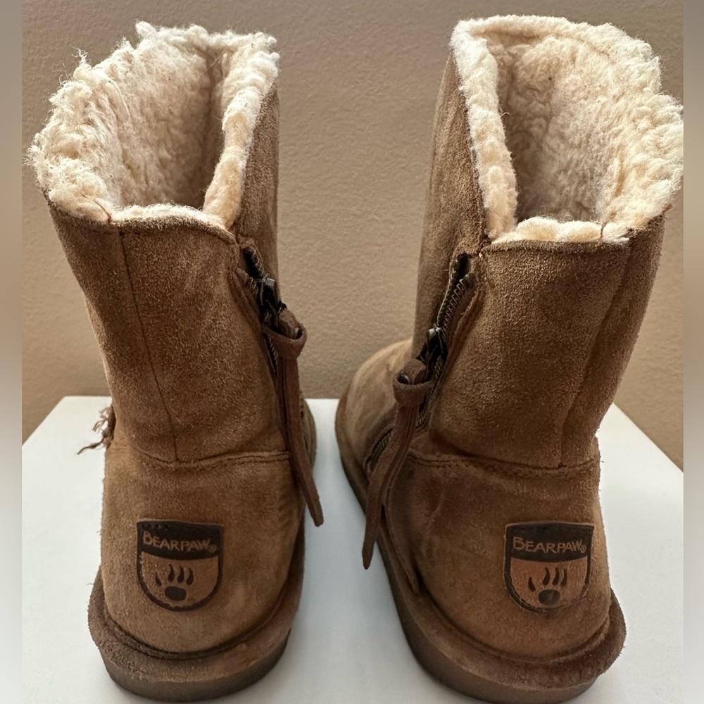 Bearpaw Tressa lined winter boots in brown cow suede with a zip closure.